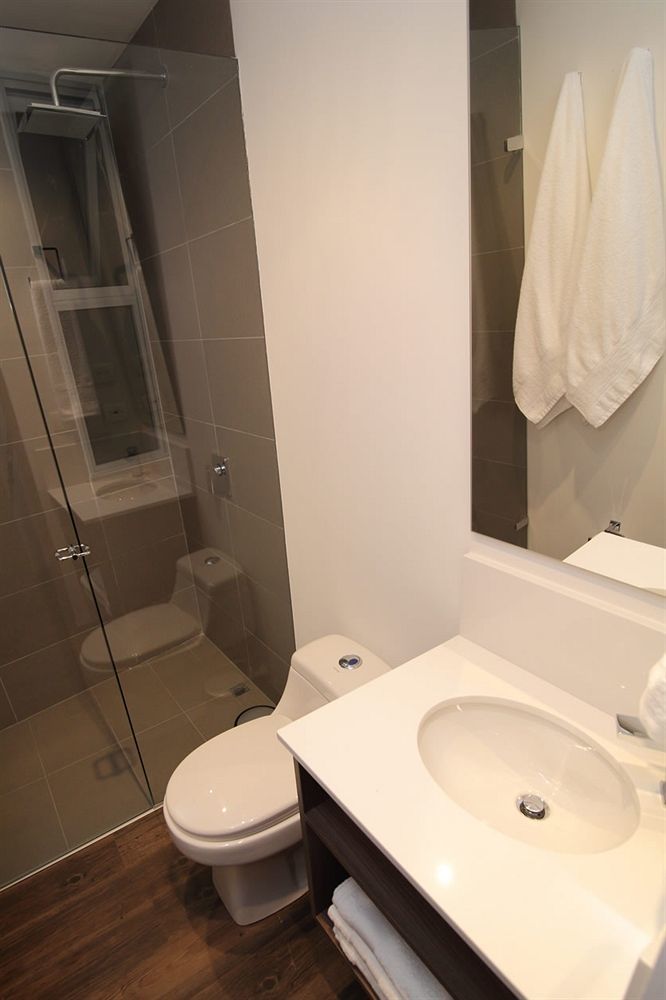 Sites Hotel Medellín Exterior foto A shower with a sliding door