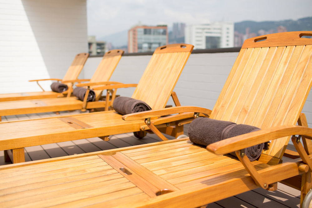 Sites Hotel Medellín Exterior foto Sunbathing chairs